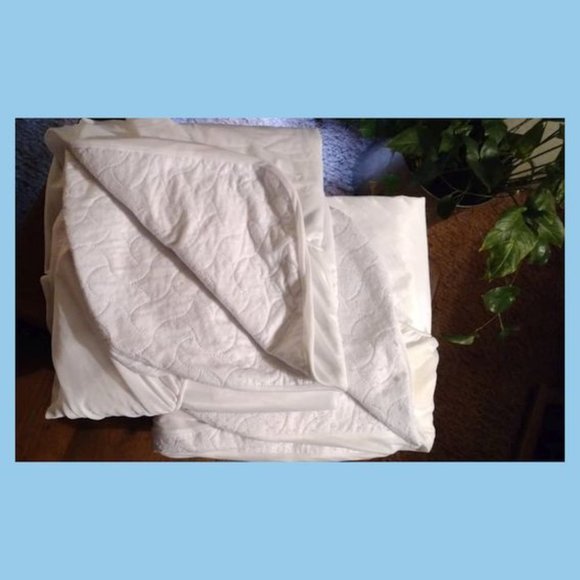 2 crib / toddler bed size washable fitted mattress protectors - Picture 1 of 2